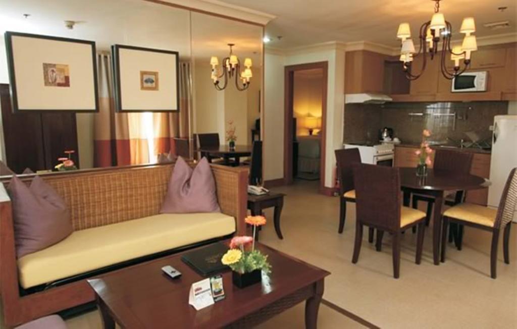 Crown Regency Suites Mactan Lapu-Lapu City Esterno foto