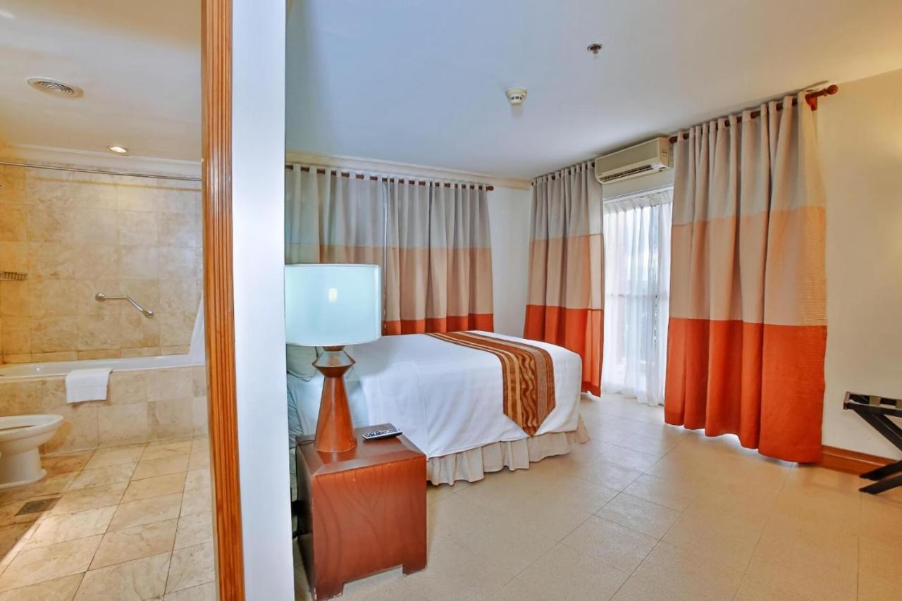 Crown Regency Suites Mactan Lapu-Lapu City Esterno foto