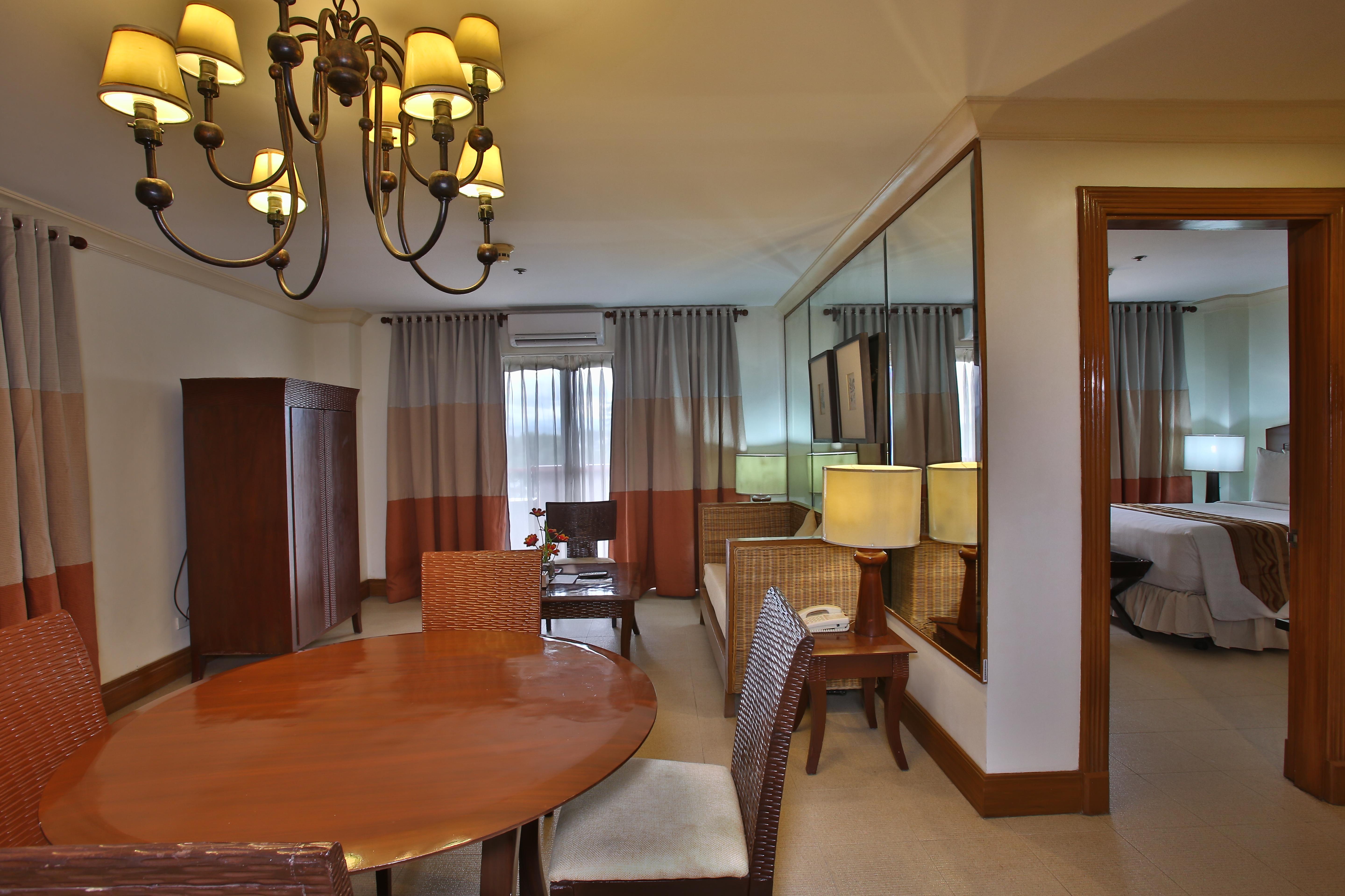 Crown Regency Suites Mactan Lapu-Lapu City Esterno foto