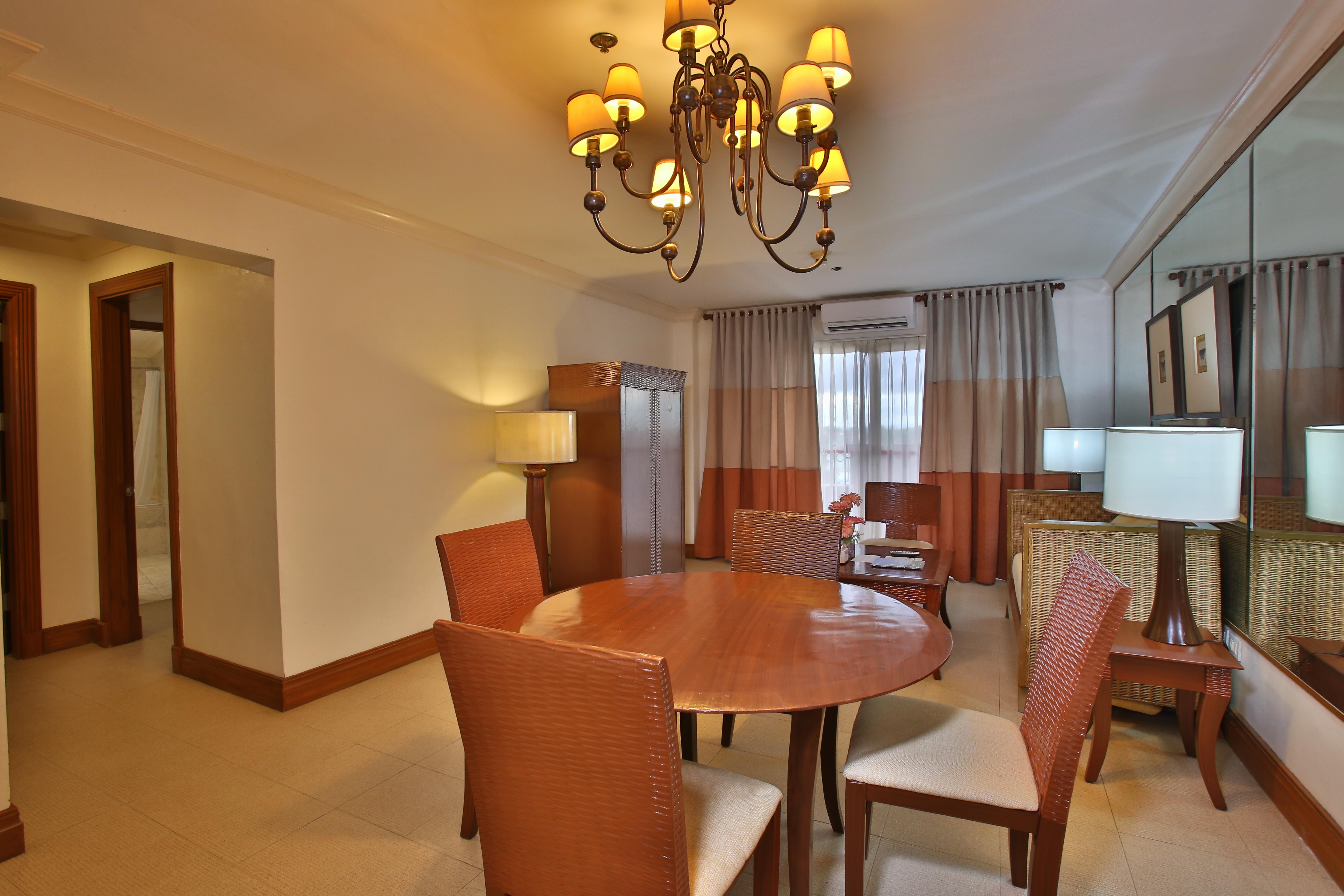 Crown Regency Suites Mactan Lapu-Lapu City Esterno foto