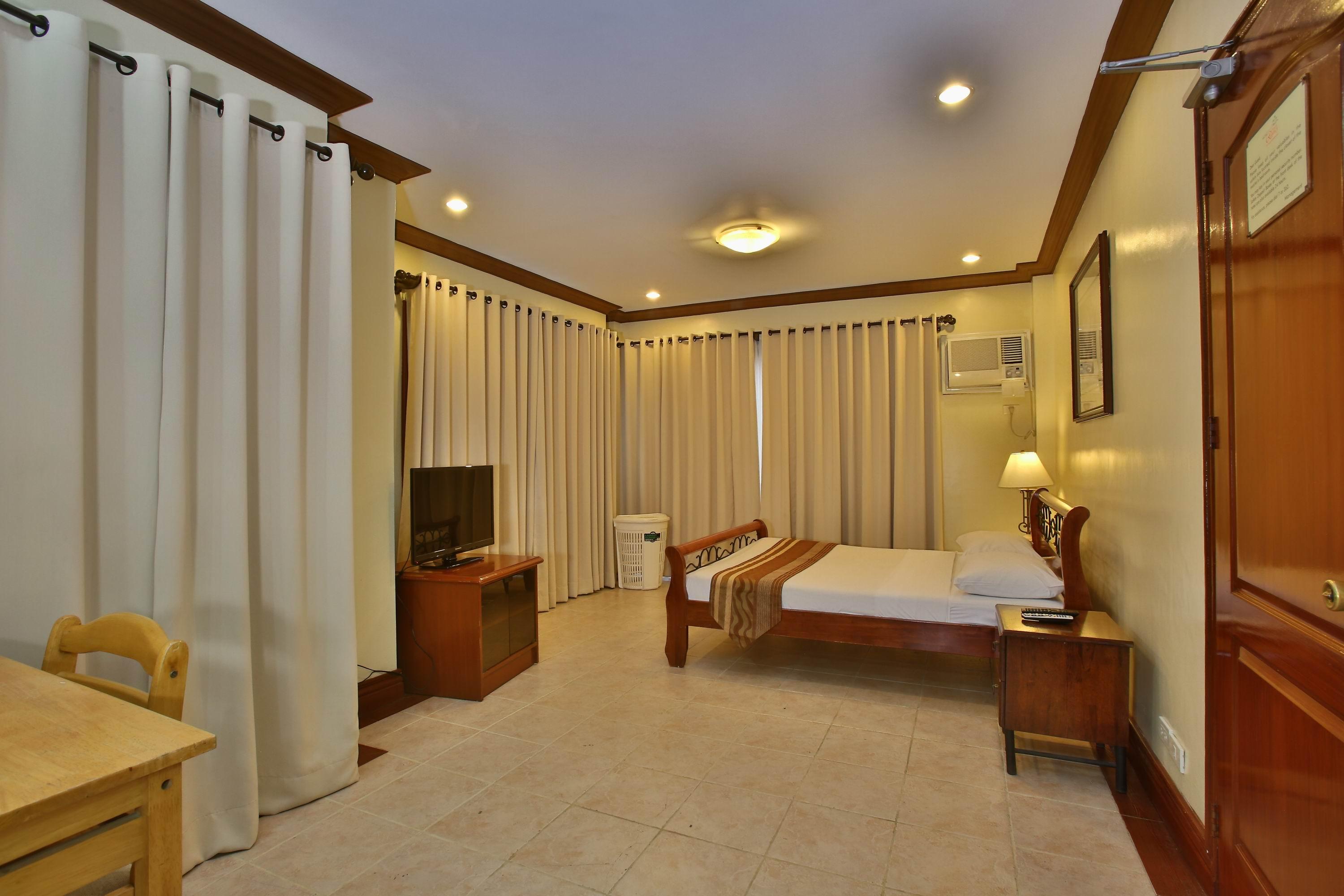 Crown Regency Suites Mactan Lapu-Lapu City Esterno foto