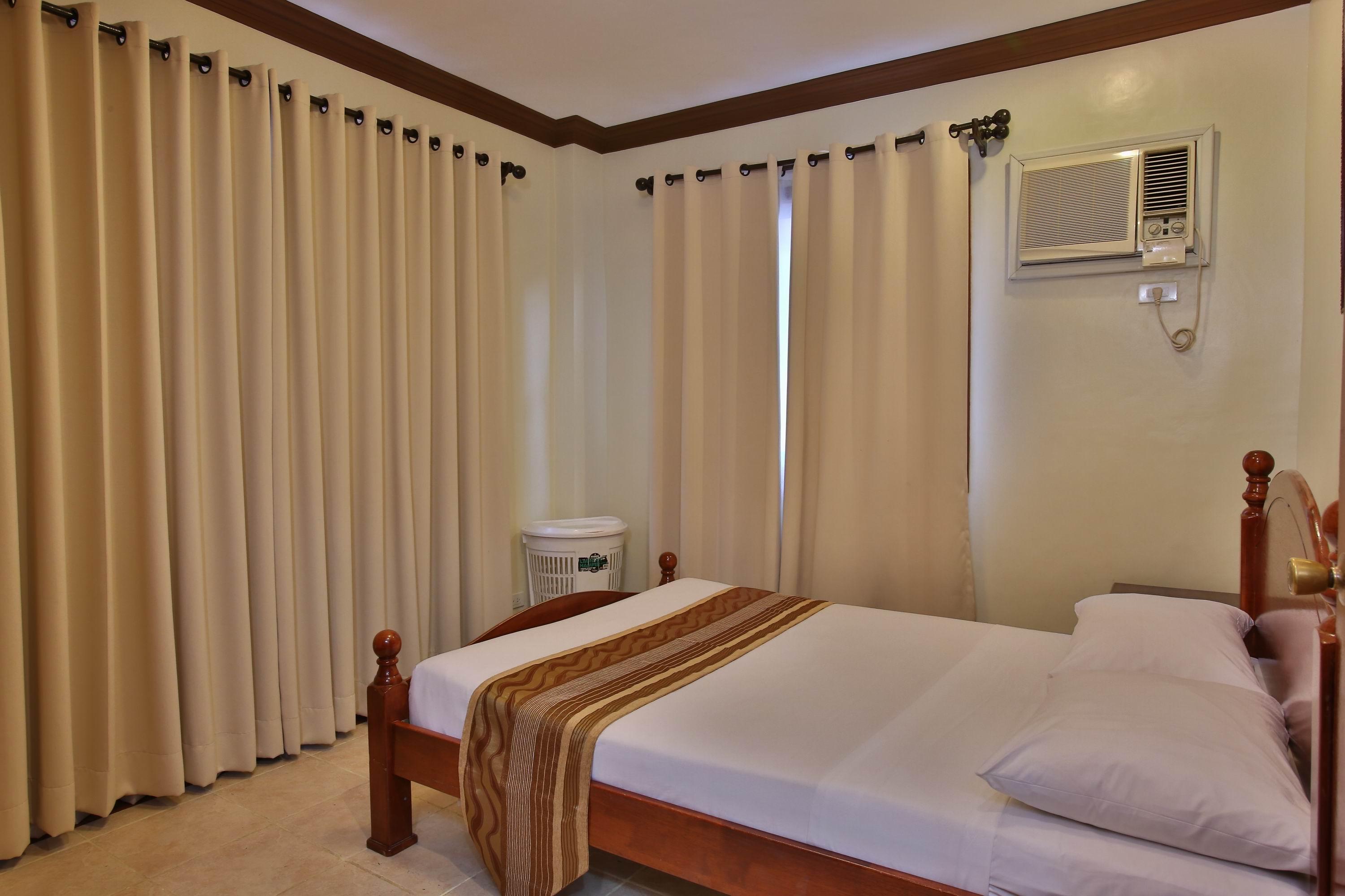 Crown Regency Suites Mactan Lapu-Lapu City Esterno foto