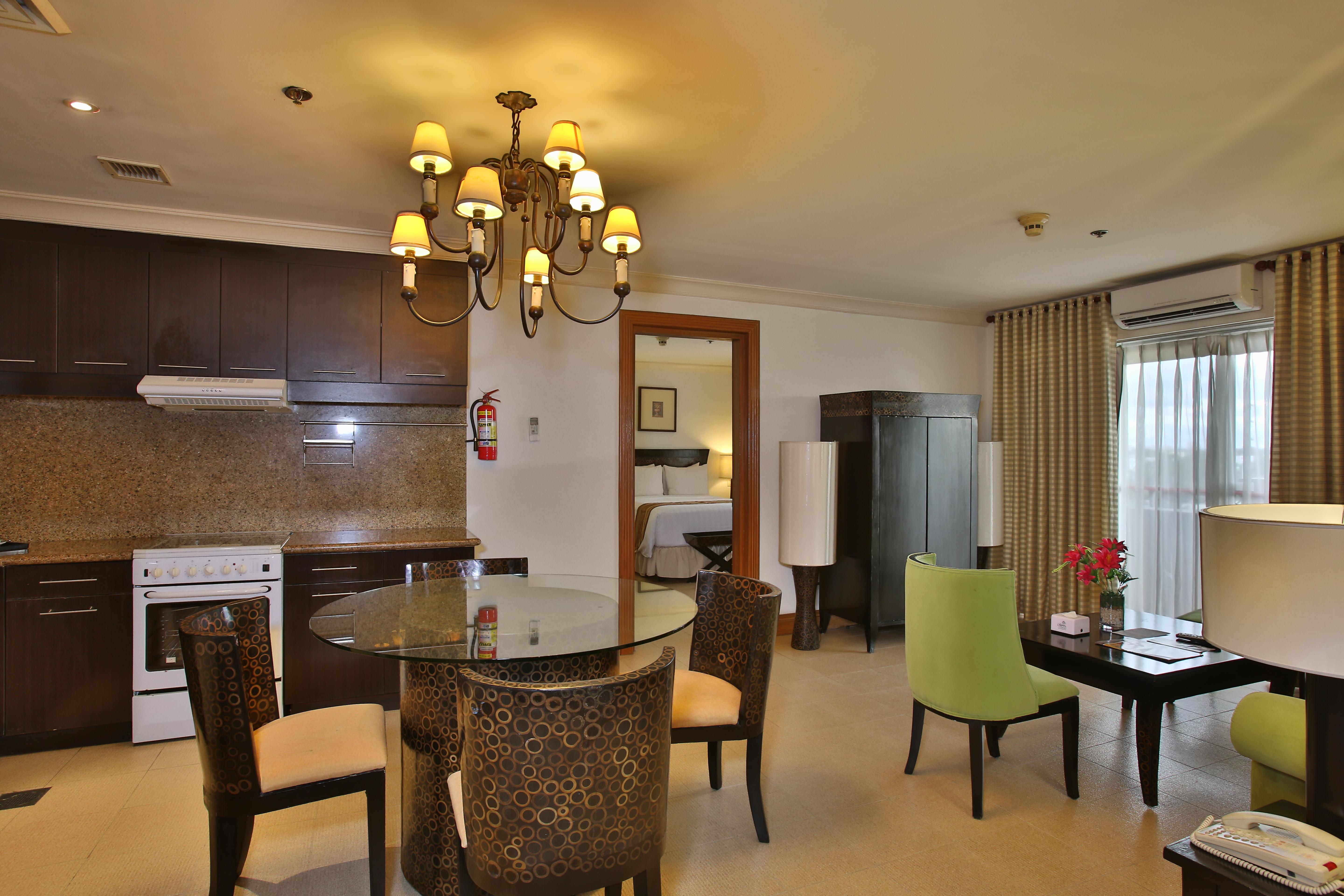 Crown Regency Suites Mactan Lapu-Lapu City Esterno foto