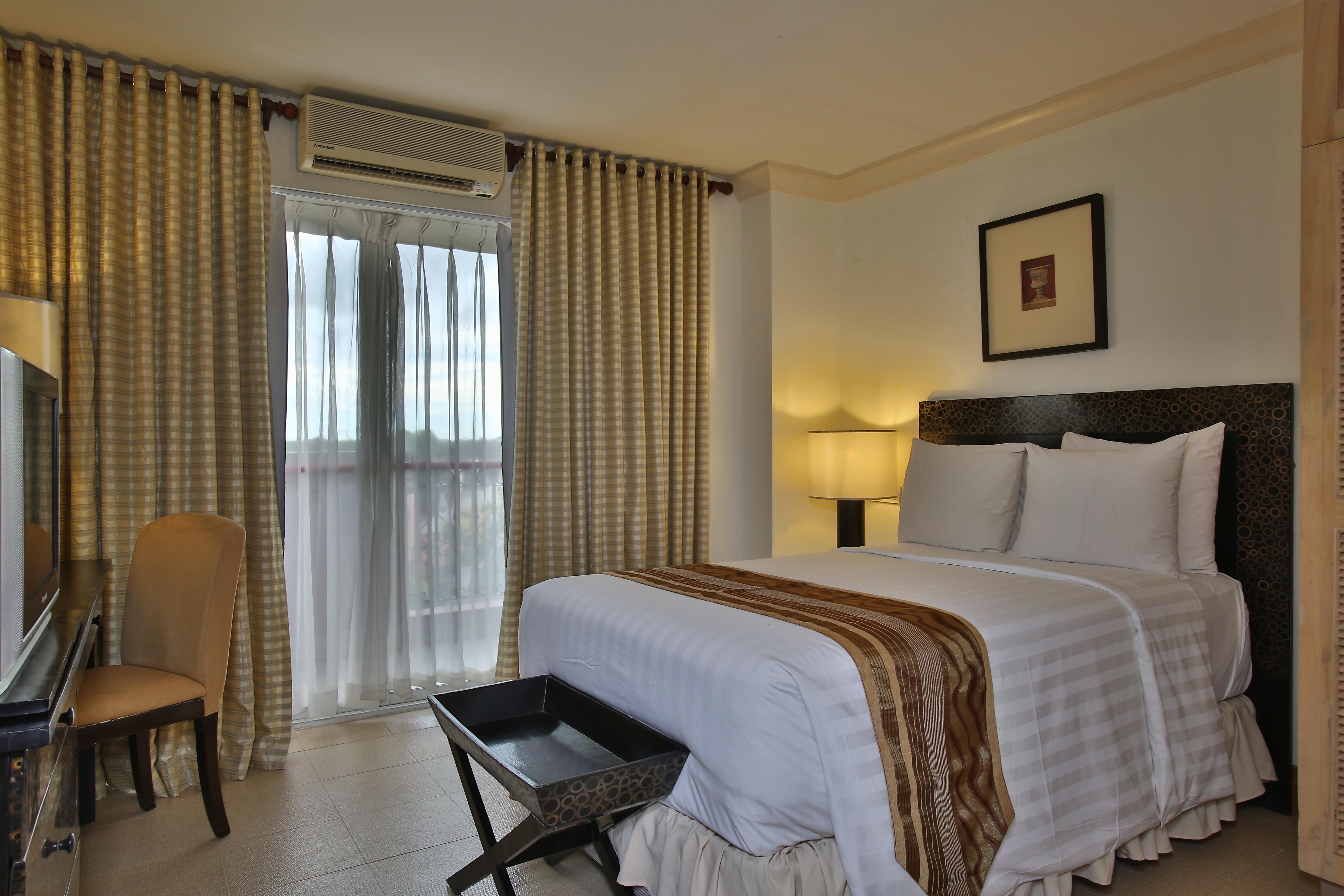 Crown Regency Suites Mactan Lapu-Lapu City Esterno foto