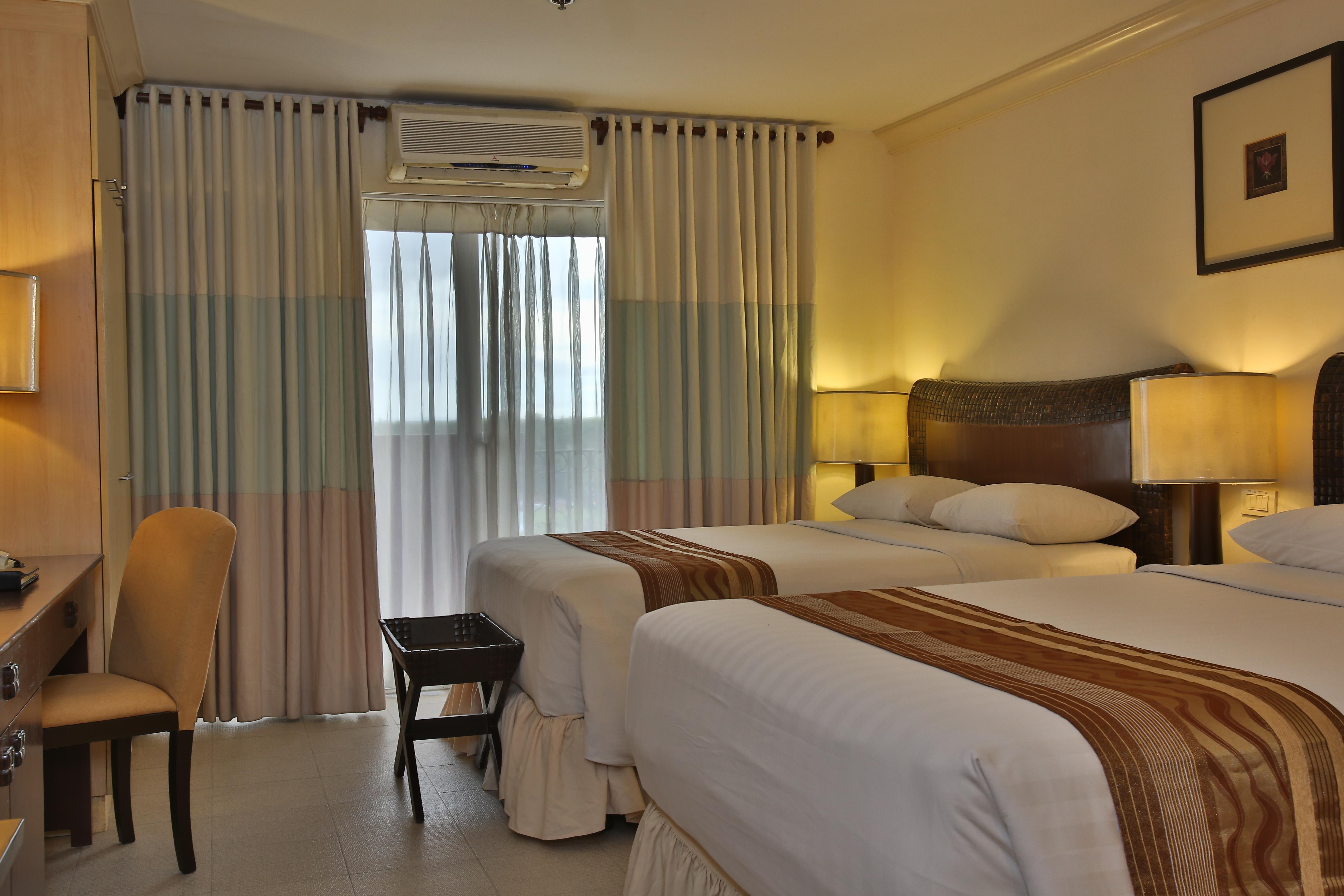 Crown Regency Suites Mactan Lapu-Lapu City Esterno foto