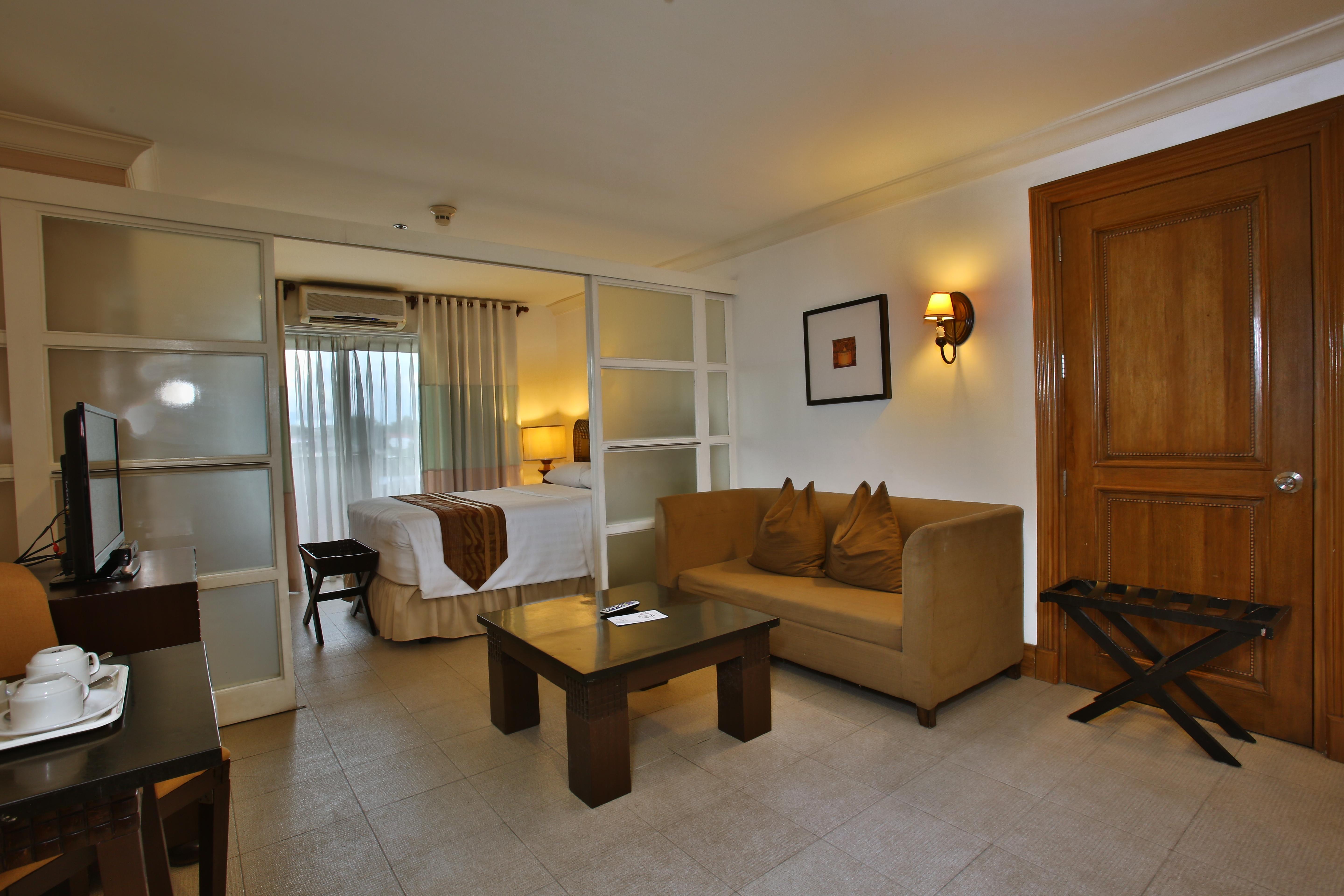 Crown Regency Suites Mactan Lapu-Lapu City Esterno foto