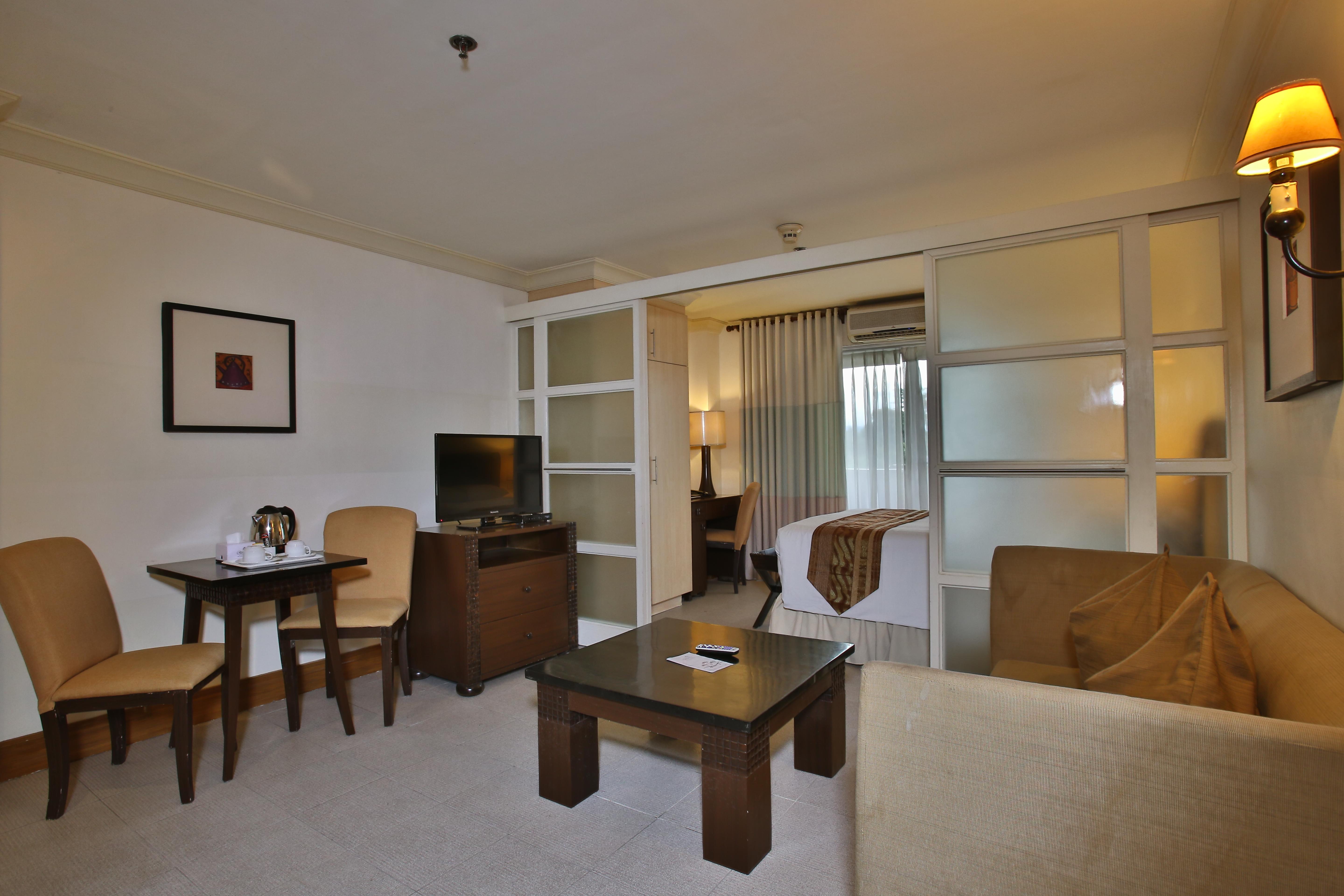 Crown Regency Suites Mactan Lapu-Lapu City Esterno foto