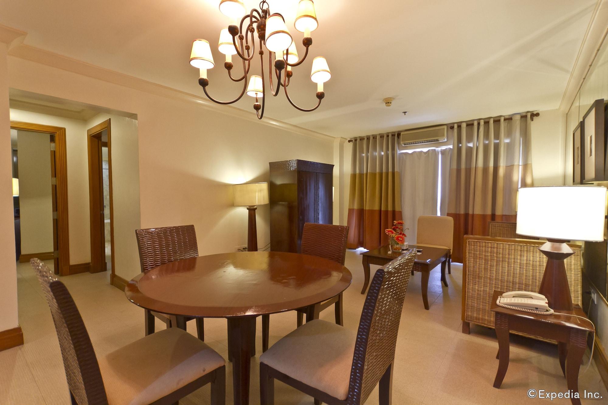 Crown Regency Suites Mactan Lapu-Lapu City Esterno foto