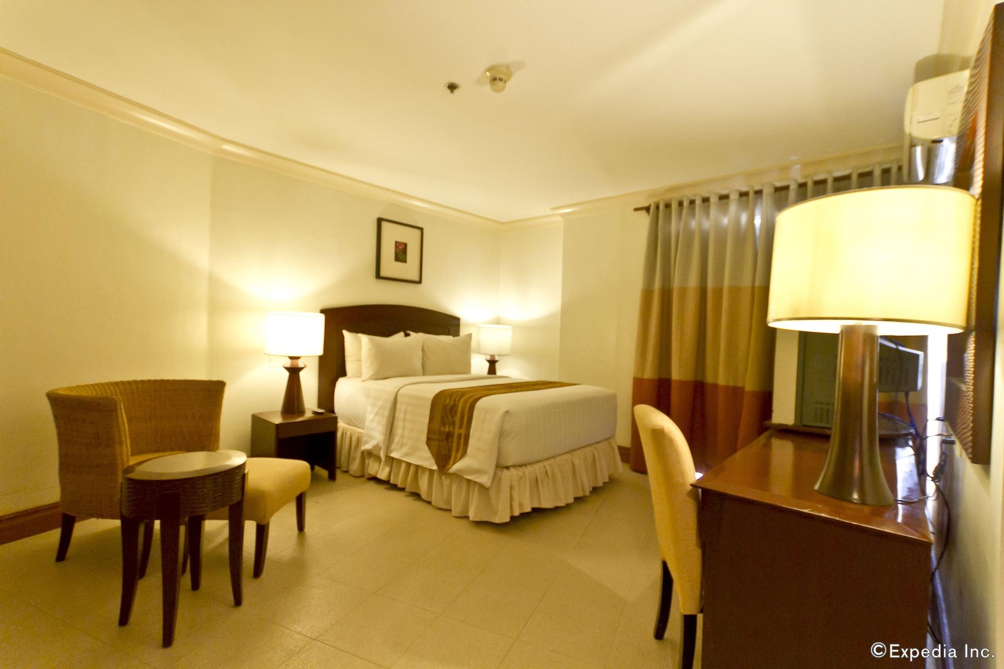 Crown Regency Suites Mactan Lapu-Lapu City Esterno foto